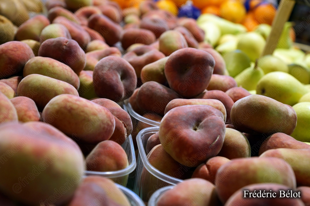 Des pêches et nectarines présentées en gros plan sur un étal.