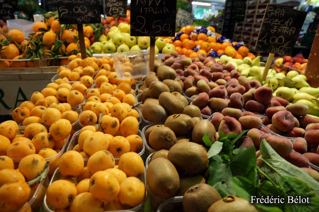 Un étal de fruits variés, oranges, kiwis et pommes.