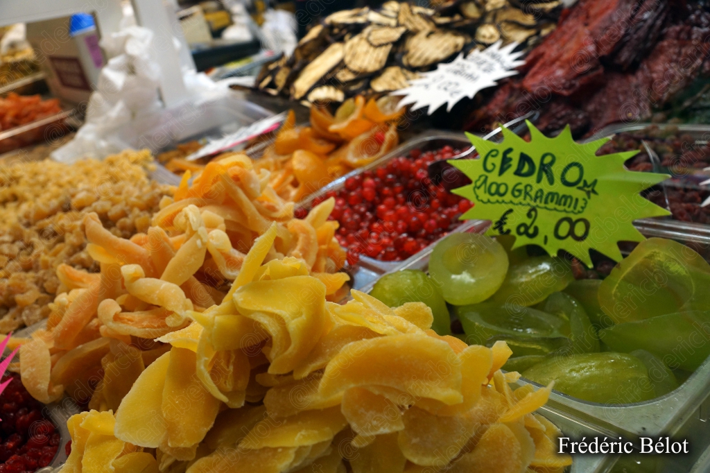 Des fruits confits et cédrats séchés, étiquette "Cedro".