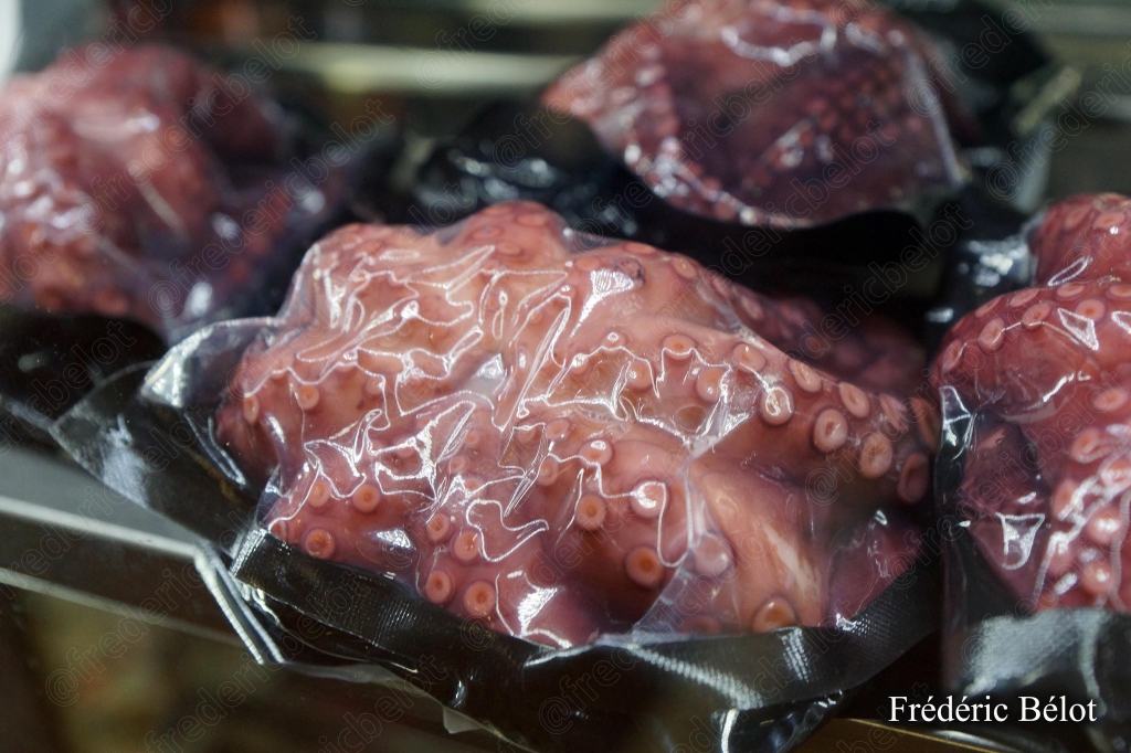 Un poulpe sous vide présenté sur un étal.