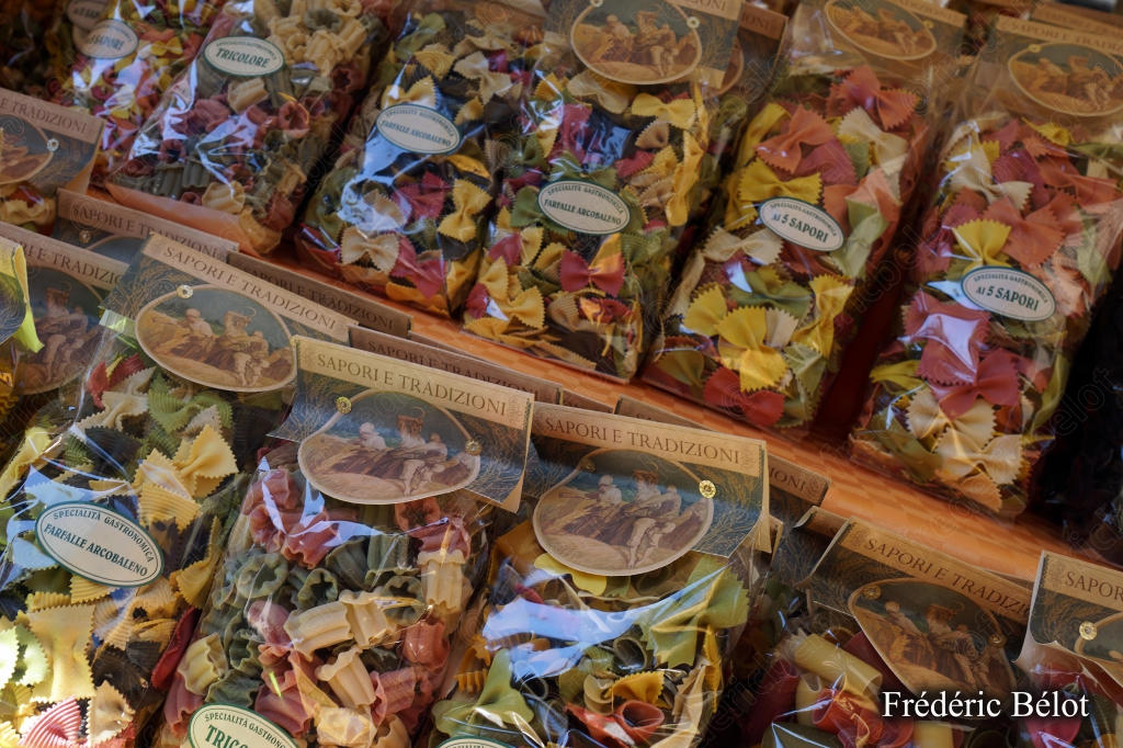 Un assortiment de pâtes artisanales colorées emballées individuellement.