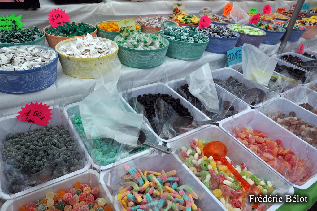 Un étal de bonbons et confiseries variées dans des bacs.