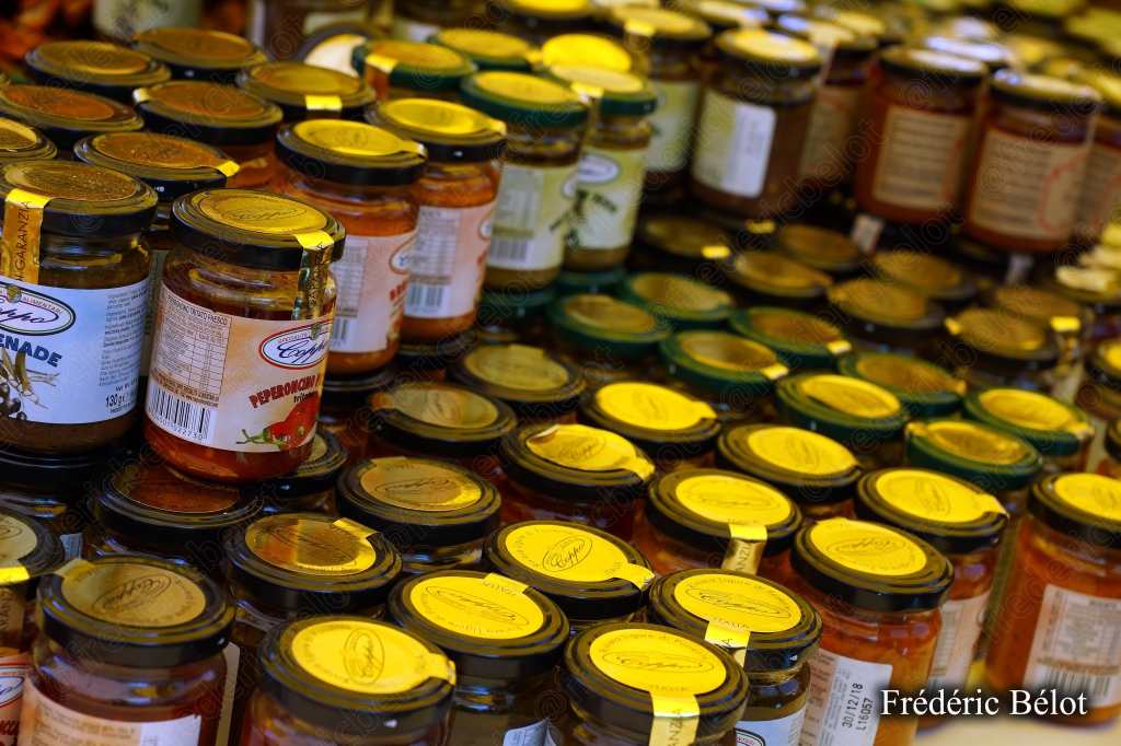 Un étal de pots de miel et de confitures artisanales.