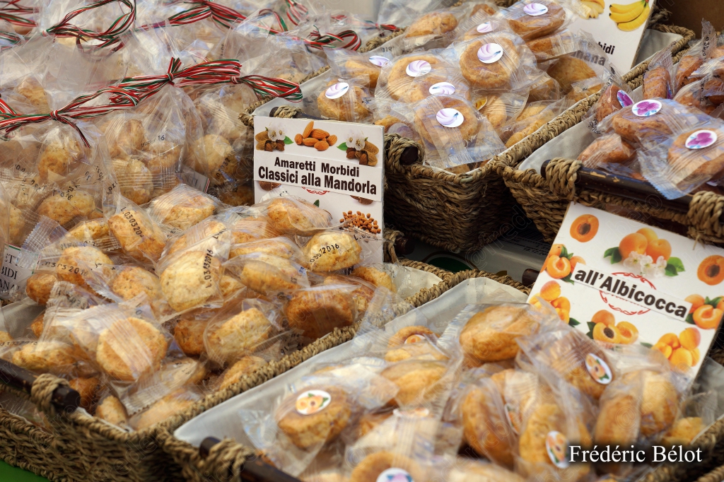 Des biscuits amaretti emballés présentés en paniers.