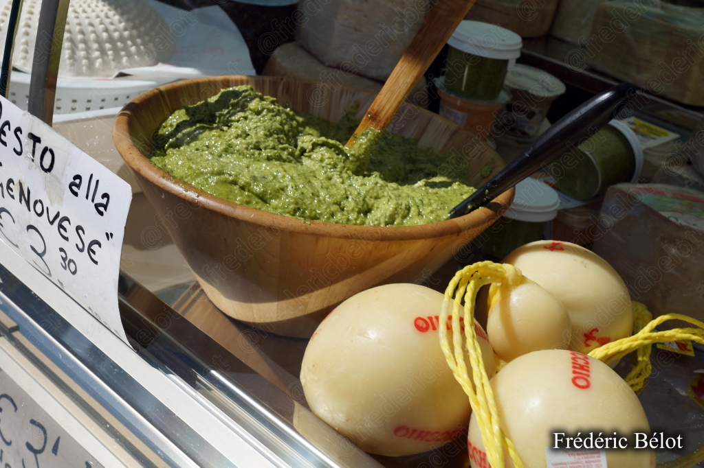 Un bol de pesto génois maison présenté avec des boules de fromage.