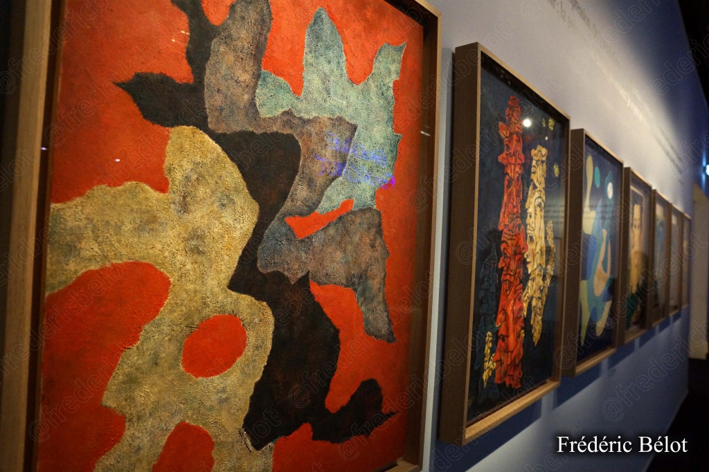 Deux tableaux abstraits aux teintes orange et bleu accrochés côte à côte dans la galerie.
