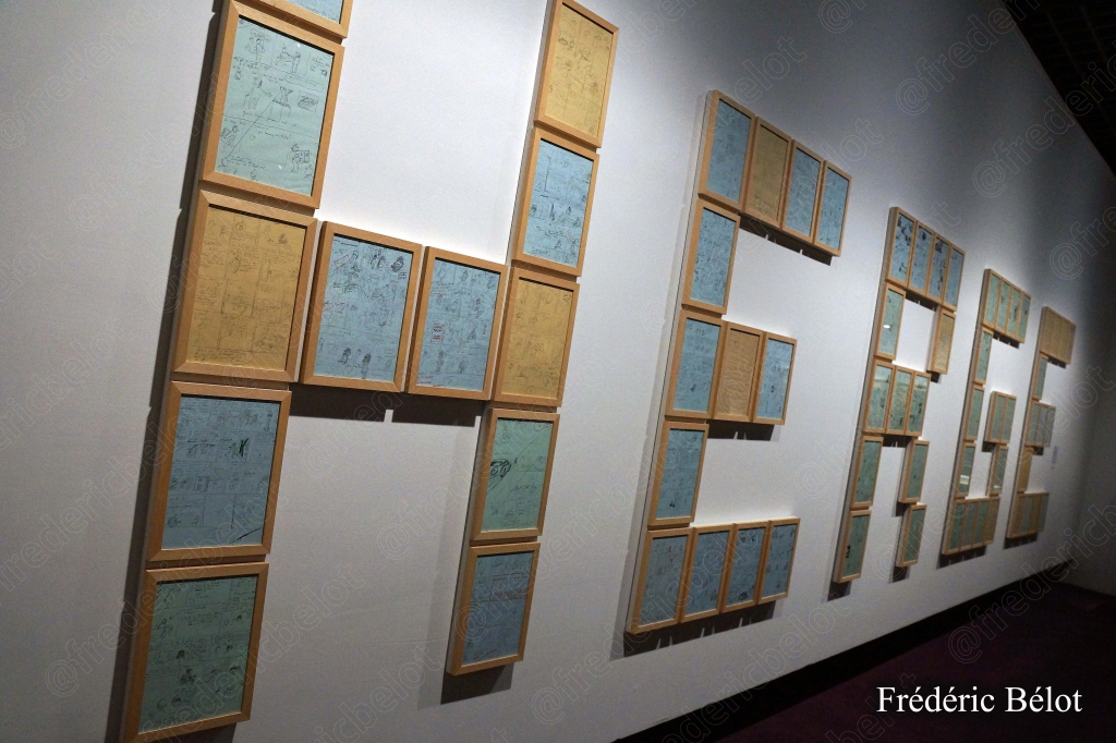Le mot "HERGÉ" en grandes lettres formées de vitrines encadrées, vu sous un autre angle.