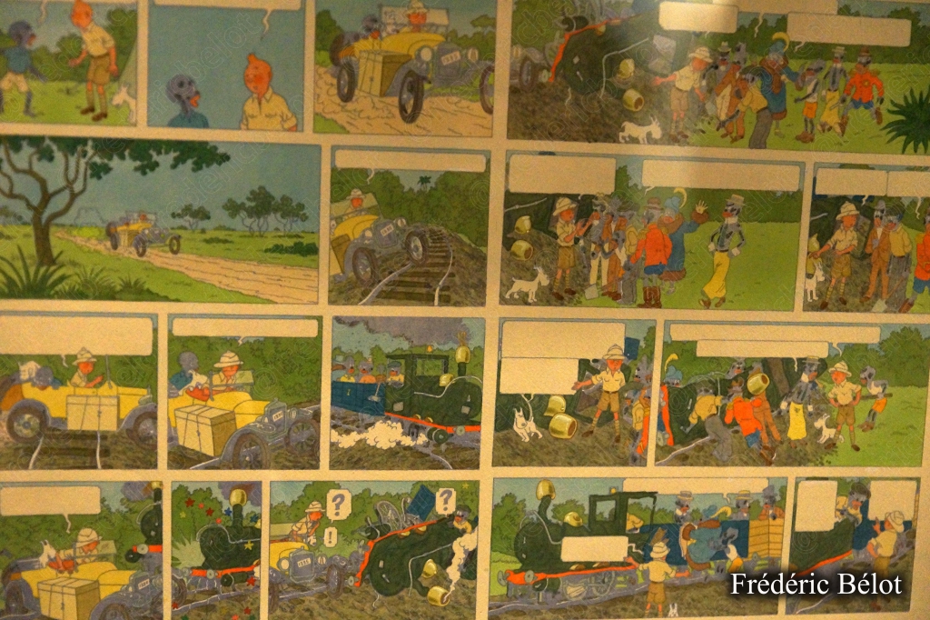 Des planches originales de bande dessinée montrant des scènes de tracteur et de champs, encadrées au mur.