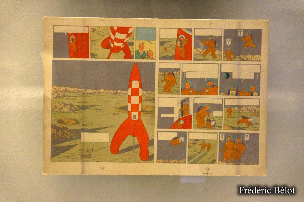 Le mot "HERGÉ" formé en grandes lettres par des vitrines encadrées, autre point de vue.