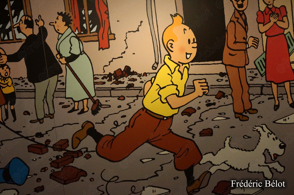Un écran vidéo diffuse des images d'archive très colorées et floues d'une personne.
