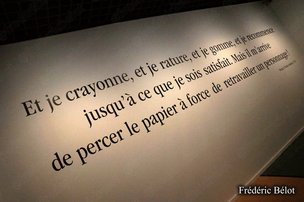 Une maquette de télescope ancien exposée dans une salle à l'éclairage bleuté.