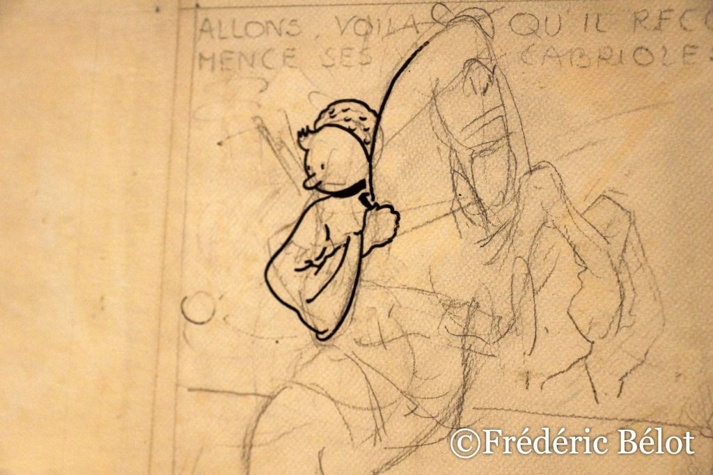 Une citation d'Hergé sur le travail du dessin gravée sur un mur de l'exposition.