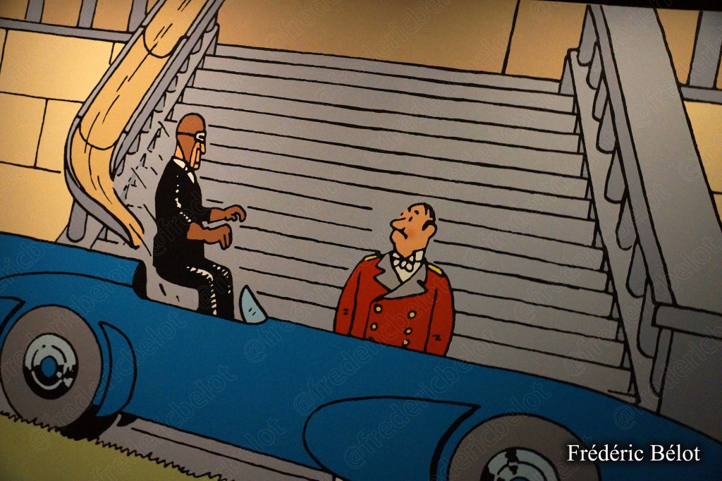Un croquis crayonné représentant Tintin et Milou effrayés par une créature griffue.