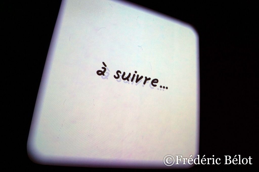 Un carnet ouvert présentant des colonnes de texte manuscrit ancien.