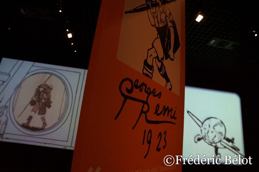 Des instruments de dessin anciens posés sur une table, vitrine de l'exposition.