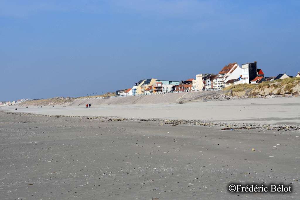 Vue sur la plage et le front de mer de Quend-Plage, maisons visibles au loin.