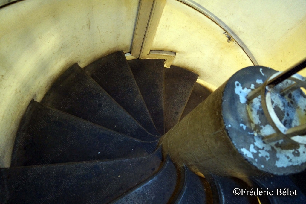 Vue plongeante sur l'escalier en colimaçon qui mène aux galeries souterraines.