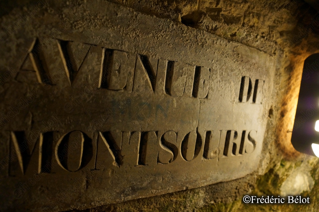 La plaque de rue souterraine "Avenue de Montsouris" gravée dans la pierre.