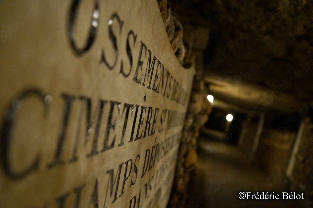 Une plaque "Ossements... Cimetière..." gravée à l'entrée d'une galerie de l'ossuaire.