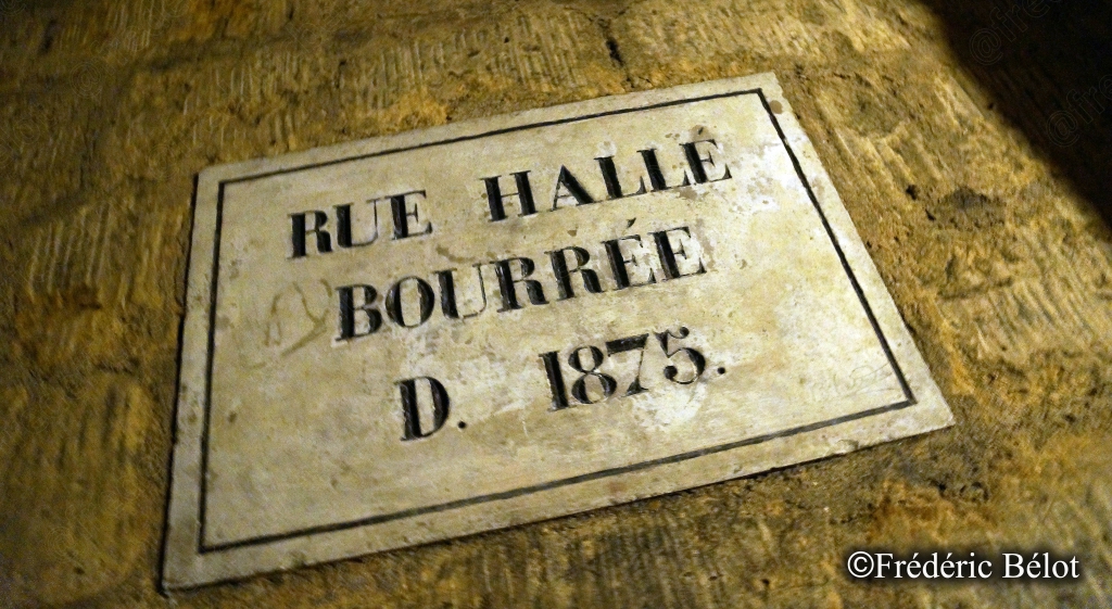 La plaque de rue souterraine "Rue Hallé Bourrée, D.1875" gravée dans la pierre.